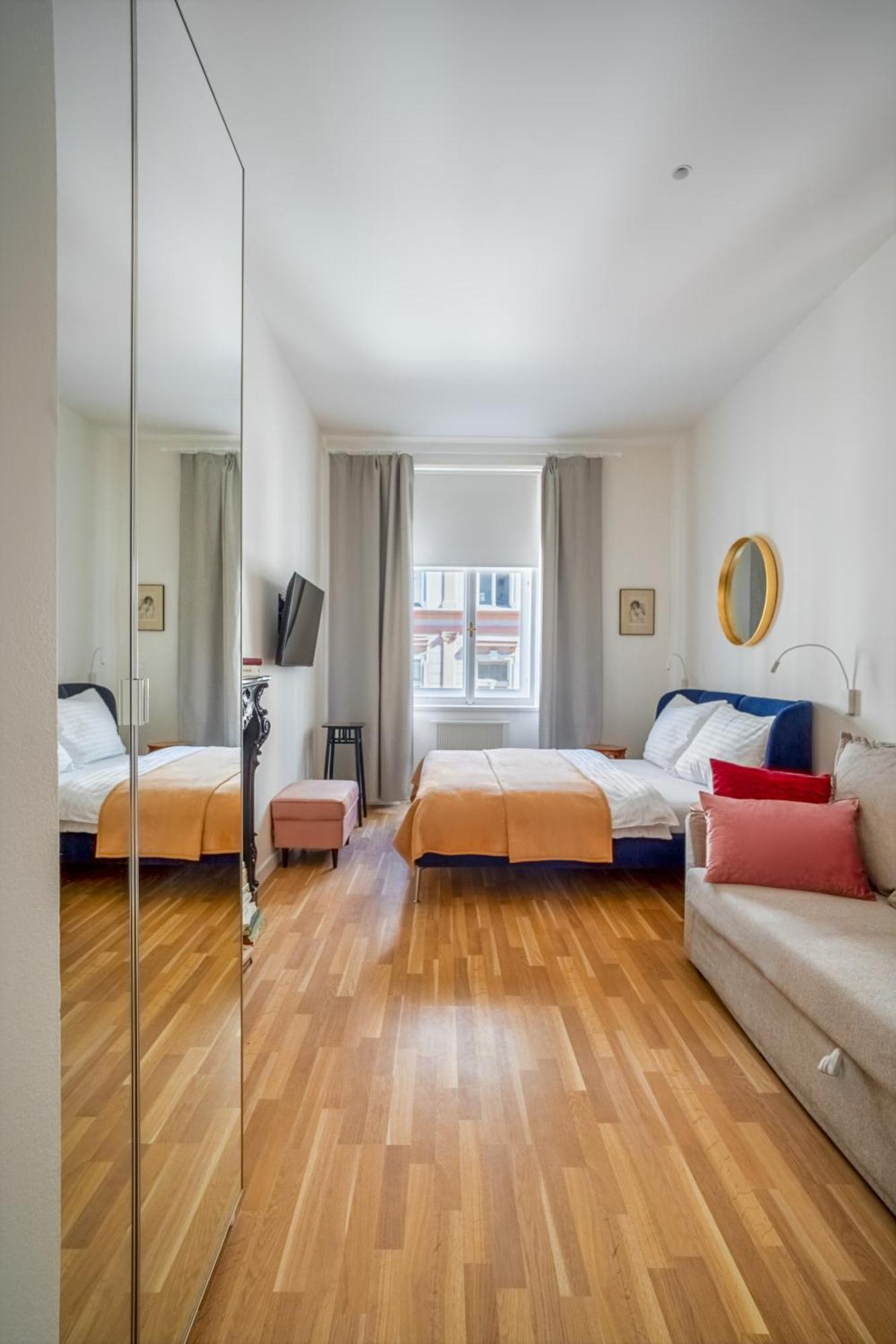 J3 Apartment *